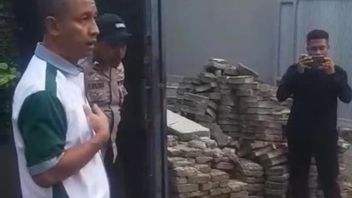 Hayono Isman a gardé la maison d’un certain nombre de policiers, d’avocats et de collègues présumés comme une forme de terreur