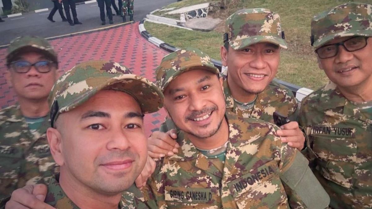 Raffi Ahmad portant son nouvel uniforme militaire bareng Circle dans le cabinet rouge et blanc