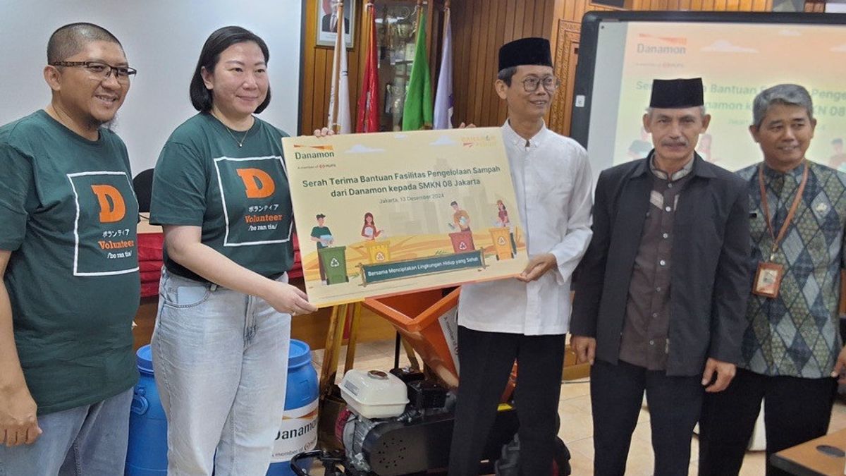 [FOTO] Bank Danamon Lakukan Serah Terima Dukungan Fasilitas Program Pengelolaan Sampah kepada SMK Negeri 8 Jakarta