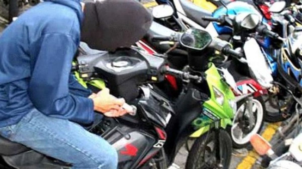病毒式摩托车盗窃以及Pondok Arum Tangerang的儿童受害者，警方干预