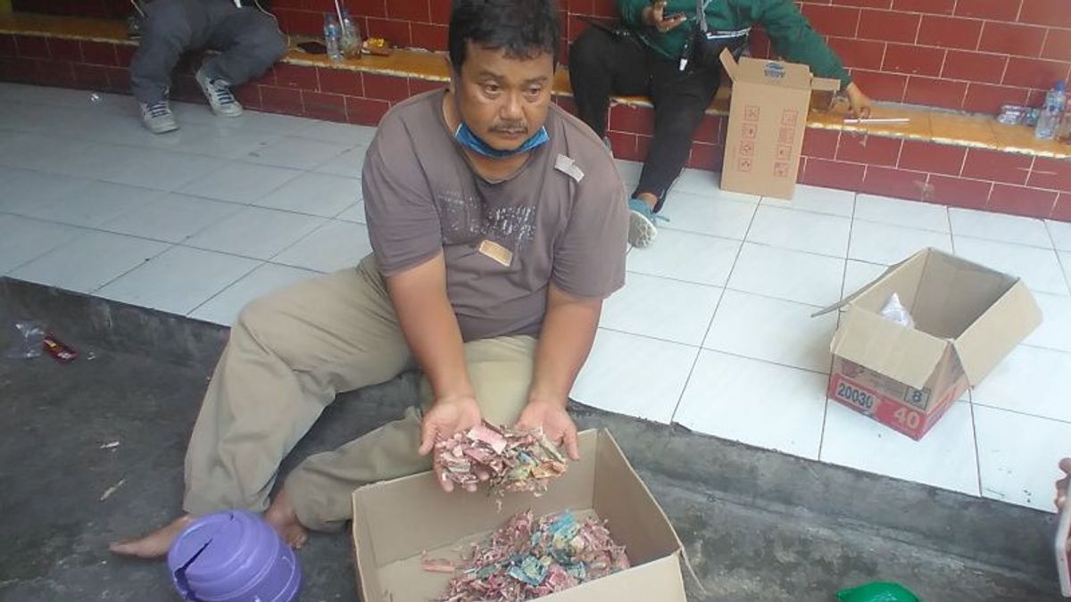 Millions of Rupiah Money belonging to School Caretakers in Solo Damaged by Termites