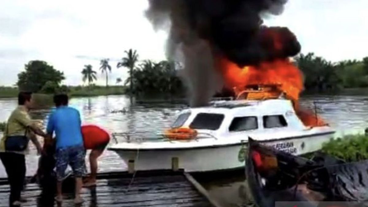 تاراكان - اشتعلت النيران في قارب نقل 14 من أفراد المركز الصحي في مياه تابين جنوب كاليمانتان