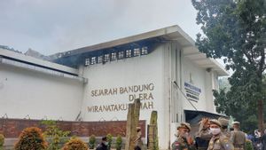 Petugas Damkar Lakukan Pendinginan Gedung Bappelitbang Bandung Cegah Munculnya Percikan Api