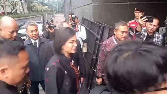 Pakant Batik Hitam, Sri Mulyani est venu au mk en tant que témoin du différend électoral de 2024