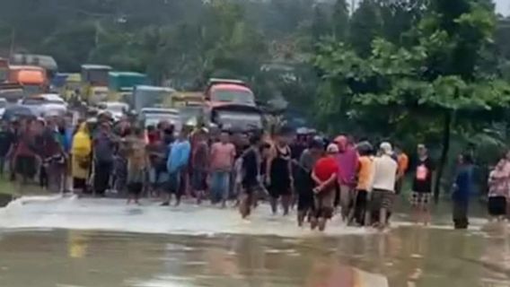 ジャンビ-パダン線のラリンは、洪水の影響で完全に麻痺し、車両は蛇行しています