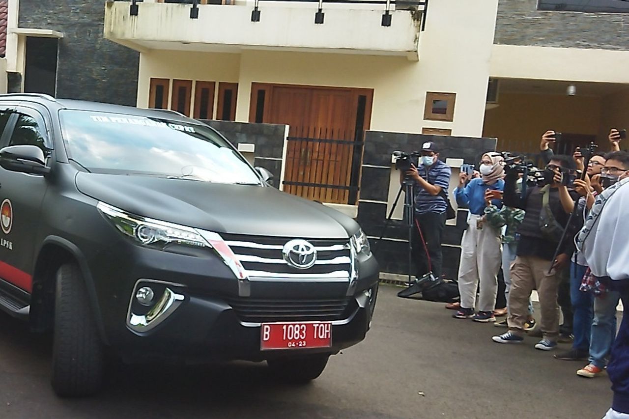 LPSK Leaves Inspector General Ferdy Sambo's Private House After 3 Hours Checking Putri Candrawati