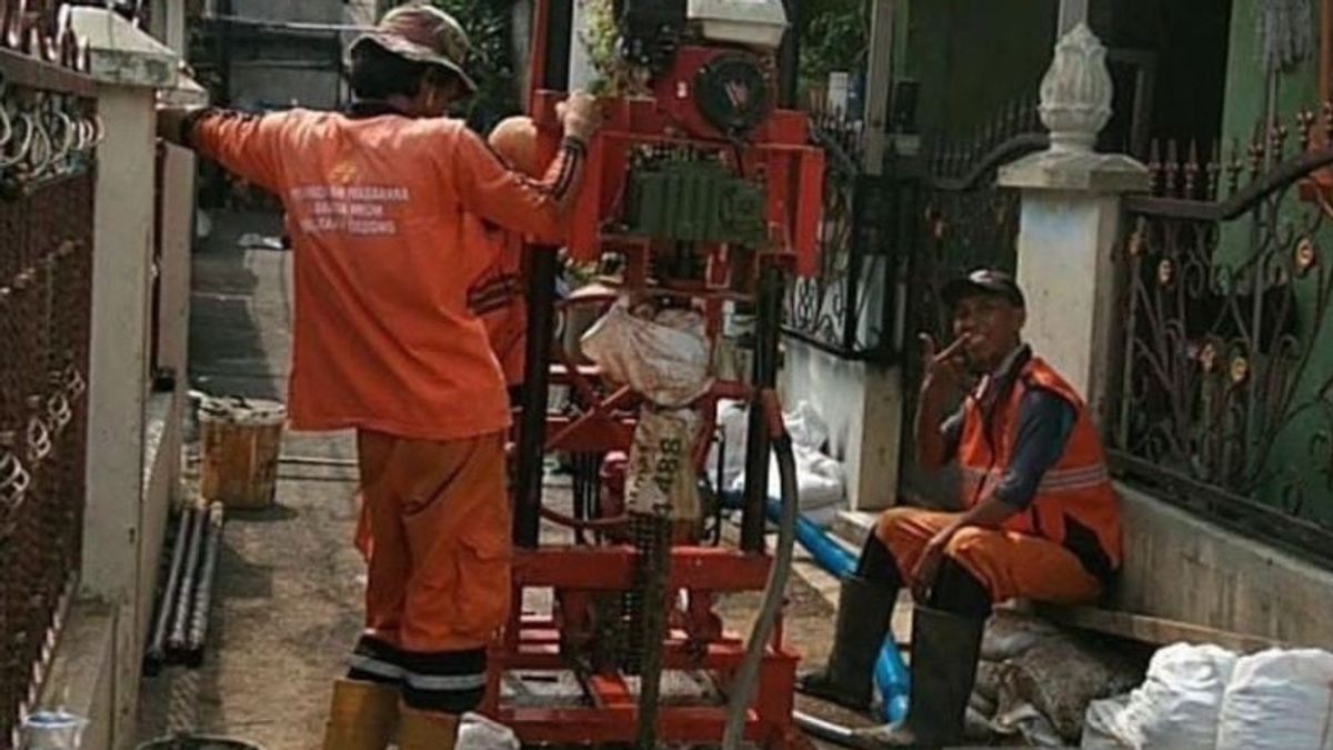 Work On Infiltration Wells Overcoming Floods In East Jakarta
