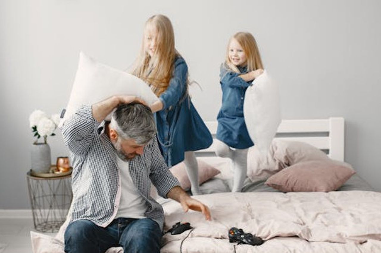 子供の態度は攻撃的であるように見えます、両親は落ち着くためにこのトリックをする必要があります