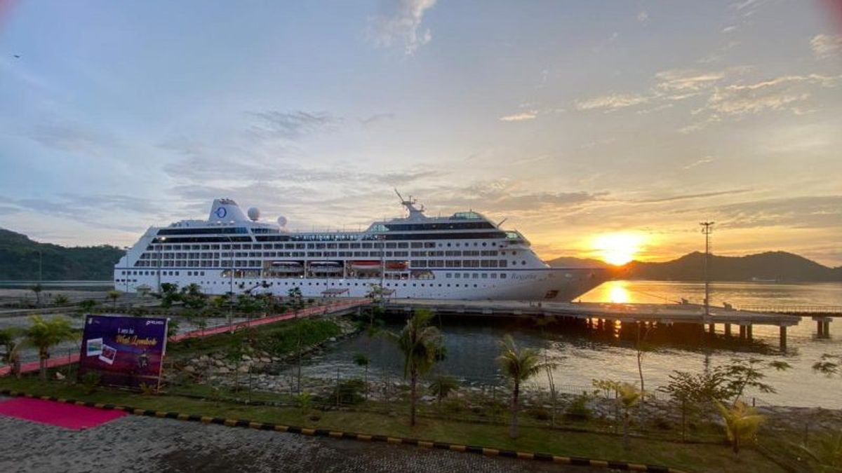 何百人もの観光客の旅客クルーズ船MSレガッタがロンボク島で旅行や買い物をするために立ち寄る