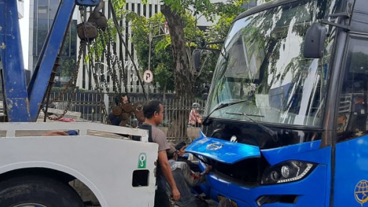L’accident De TransJakarta Se Produit à Nouveau, Cette Fois, Il A Heurté La Barrière Sur La Rue Sultan Iskandar Muda