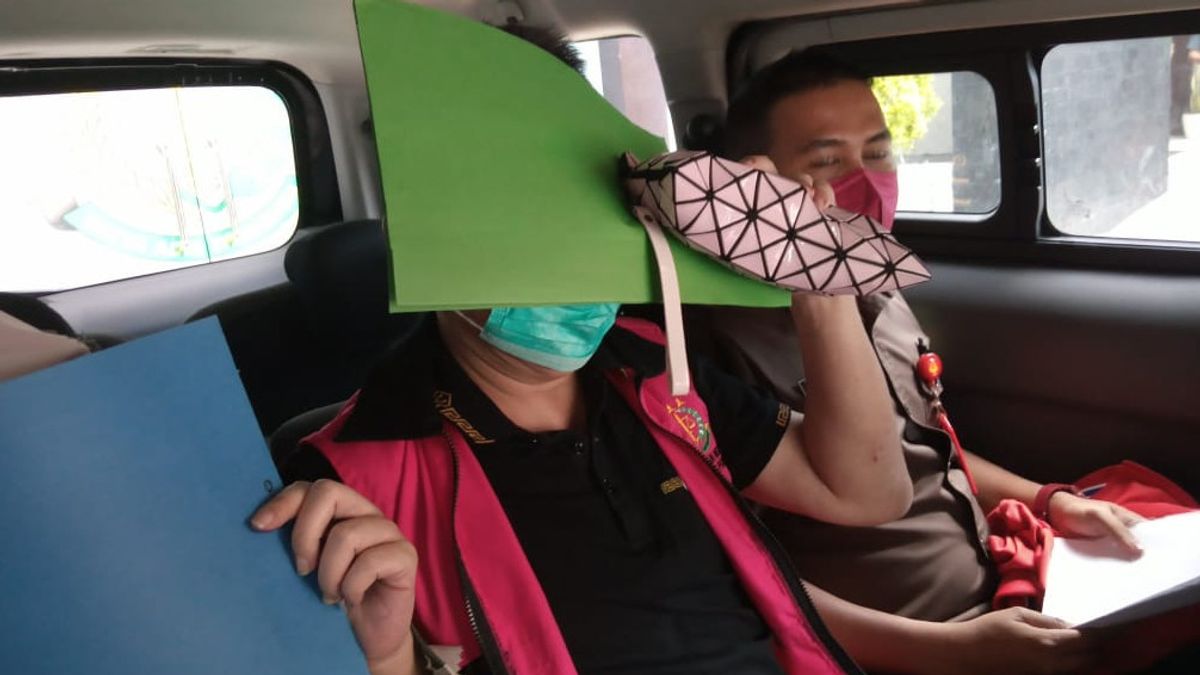 Compactly Covers Faces Using Folders, Couples Who Break Rp60.2 Billion Bank Jatim Detained By Tanjung Perak Surabaya Prosecutor