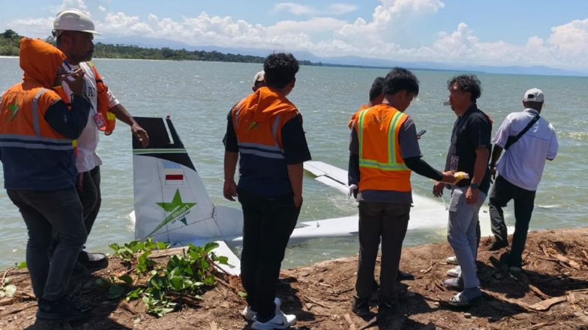 Smart Air Plane Crashes on Nabire Beach, 13 Passengers Safe
