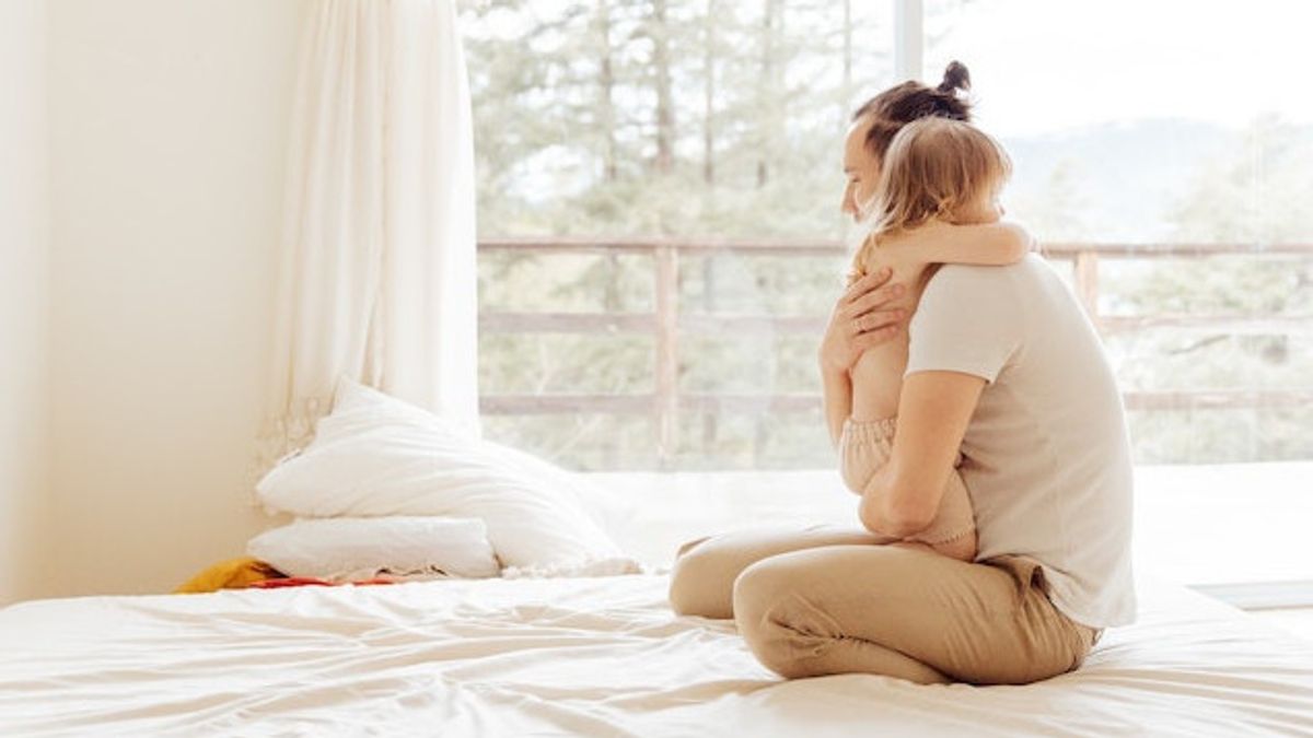 How Many Hugs Does a Child Need from Parents in a Day?  Listen to the Experts