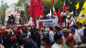 Wow, Bendera Merah Gambar Jokowi Ramai Dibawa Relawan Paslon Capres Prabowo-Gibran di KPU