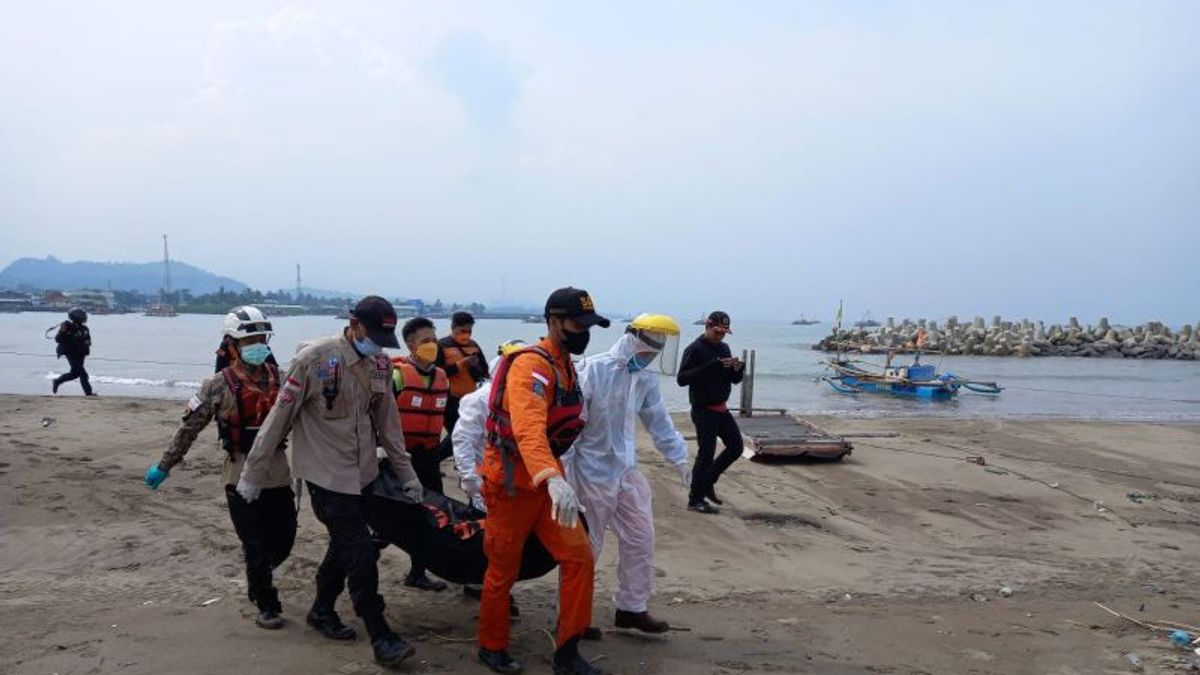 Le Corps D’un Touriste De Cianjur Qui S’est Noyé Sur La Plage De Karanghawu, Sukabumi A été Retrouvé