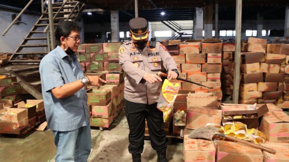Anticipation Of Hoarding Police Investigate Cooking Oil Warehouse In Gresik