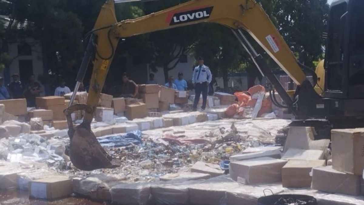 ドゥマイで没収された商品を破壊する税関と物品税2.5億ルピア
