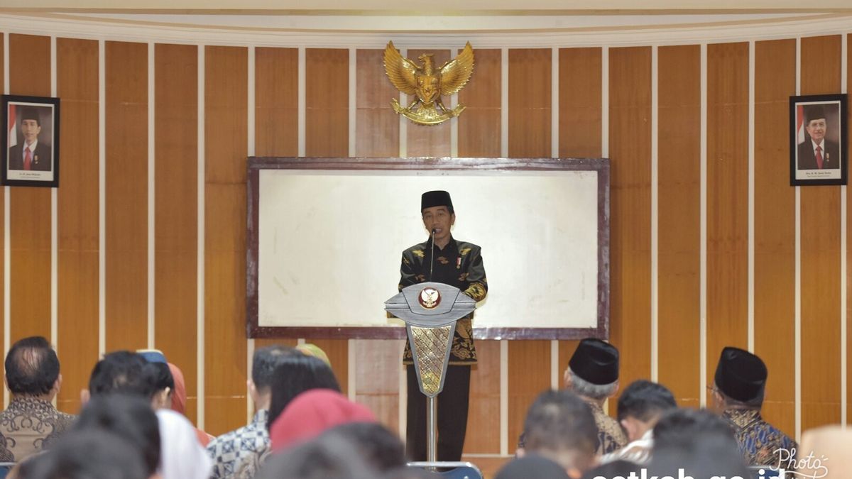 佐科威在艾哈迈德·达兰大学日惹的公开演讲，2017年7月22日：学生不应该在轻松访问网络世界中失去印度尼西亚身份