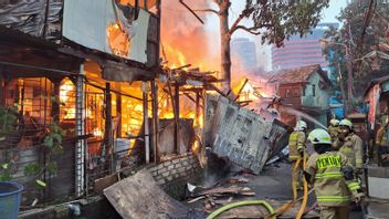 セティアブディの30の半永久的な家が、電気短絡が原因で燃えたとされています
