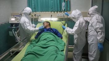 帕萨尔明古医院的一名COVID-19病人坚持回家，阻止他的保安人员变得积极