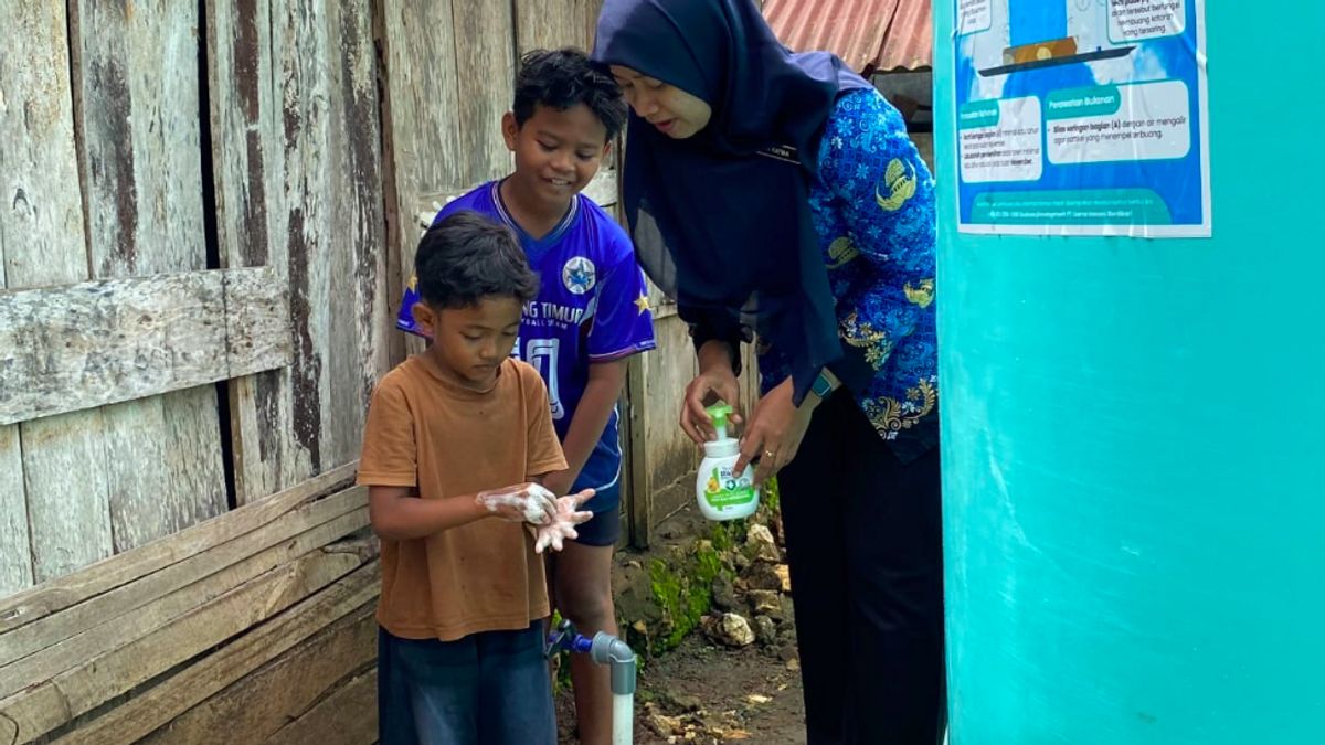 Cross-Sector Collaboration Brings Clean Water and Sanitation Education to Girimulyo