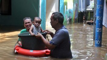 洪水は1メートル後退に達し、中央ロンボク島の住民は家に群がる