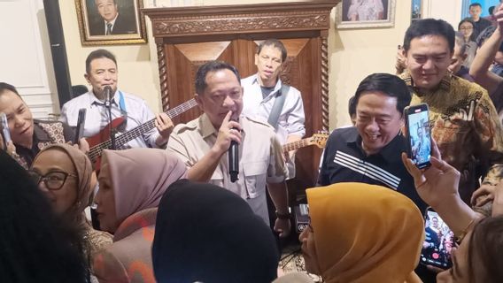 Penonton Ikut Bernyanyi dan Bergoyang Saat Tito Karnavian Menyumbangkan Suara