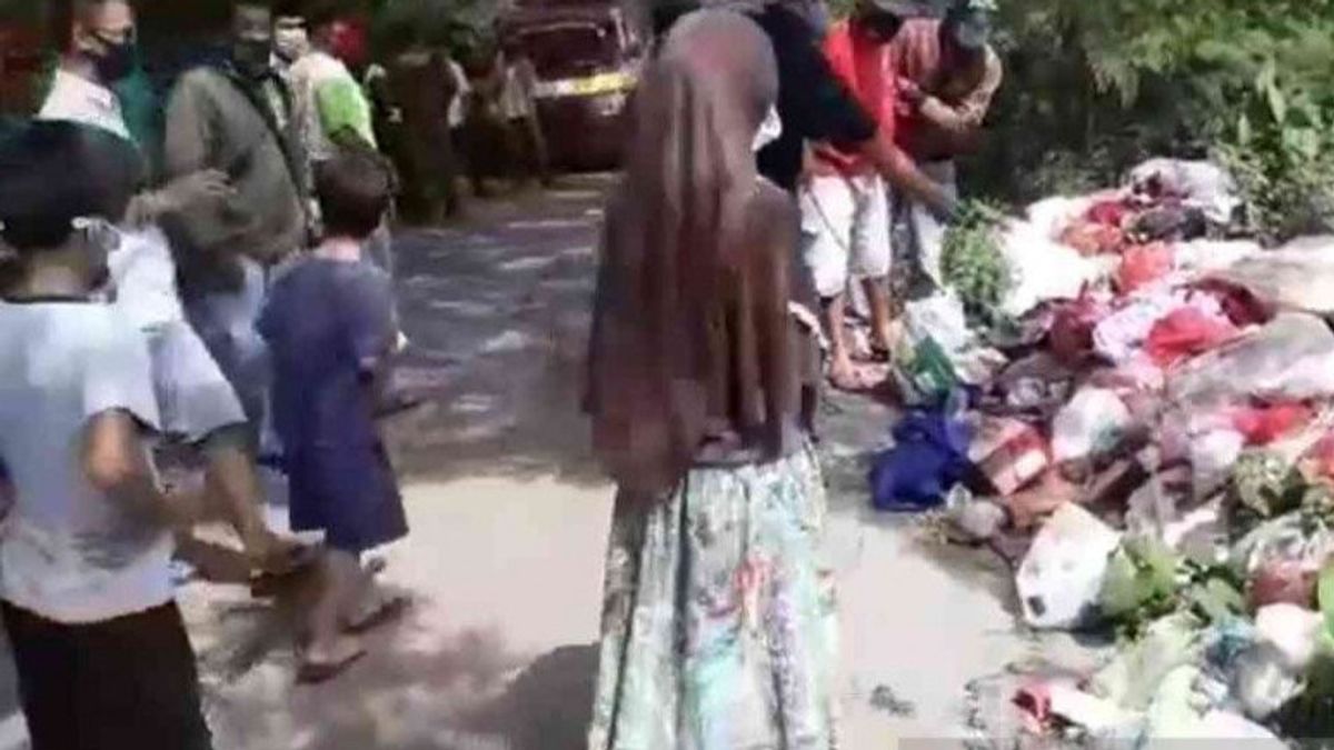Un Charognard à Bekasi Trouvé Un Cadavre De Bébé Dans Une Boîte En Carton