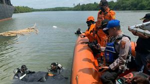 Tim SAR Evakuasi Mayat Korban Kapal Meledak di Teluk Balikpapan
