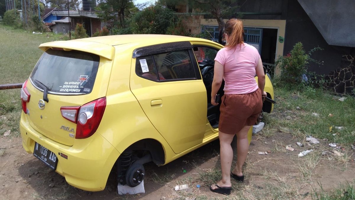 バトゥシティへの休暇、マランのカラオケガイドに属するアイラの車の4本のタイヤが盗まれました