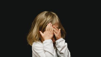 5 مواقف أبوية تضعف ثقة الأطفال