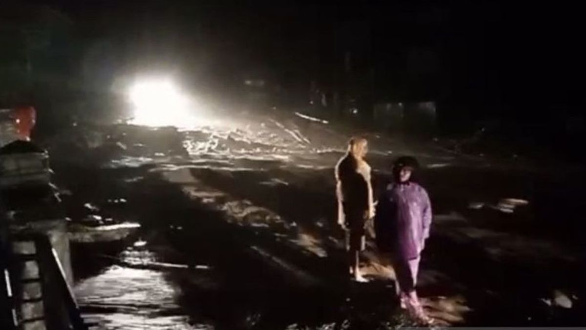 Nagan Raya Aceh洪水影响的居民撤离到高原