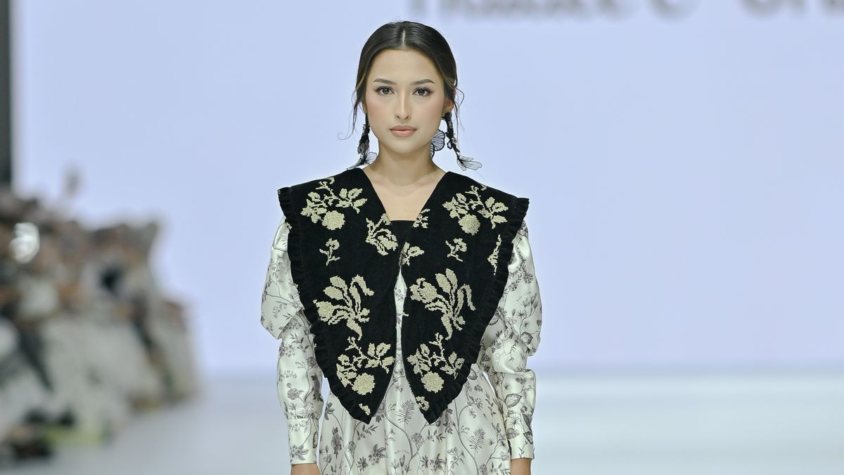 سحر جنيفر كوبن يظهر على مسرح JFW 2025 Runway