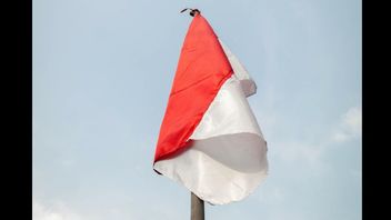 警方与马来西亚警方协调，清除男子燃烧红白旗