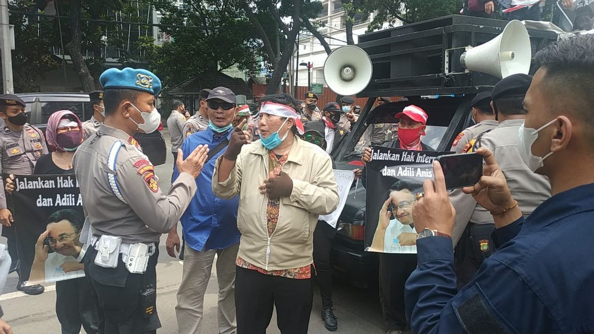 Demonstration Of Supporting Formula E Interpellation In Front Of DKI Regional Representative Council Building Disbanded By Police