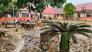 Pour accélérer la reprise des activités d’apprentissage après les inondations, le gouvernement et la TNI ont nettoyé 8 écoles à Aceh Tamiang