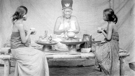 المستعمرون الهولنديون يؤمنون بالشامان: كيفية التعامل مع شعب بوميبوترا من خلال التثاقف الثقافي
