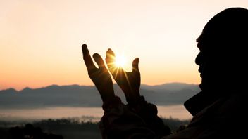 祈祷人群的脸光明、喜爱,完整以其崇拜的做法
