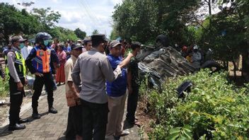 Car Hit By A Train In Malang, Badly Injured Mother, Child Killed