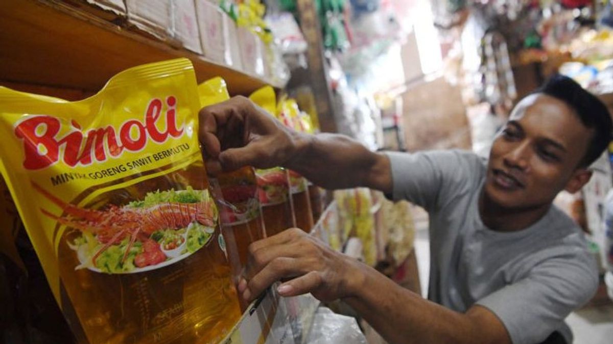 Prices Drop, Cooking Oil In Solok City Now Seems To Disappear