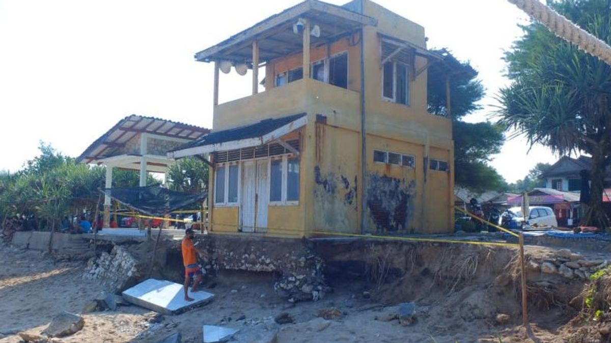 Krakal Beach Gunung Kidul的监测站几乎安布尔斯，官员被要求在Warung工作