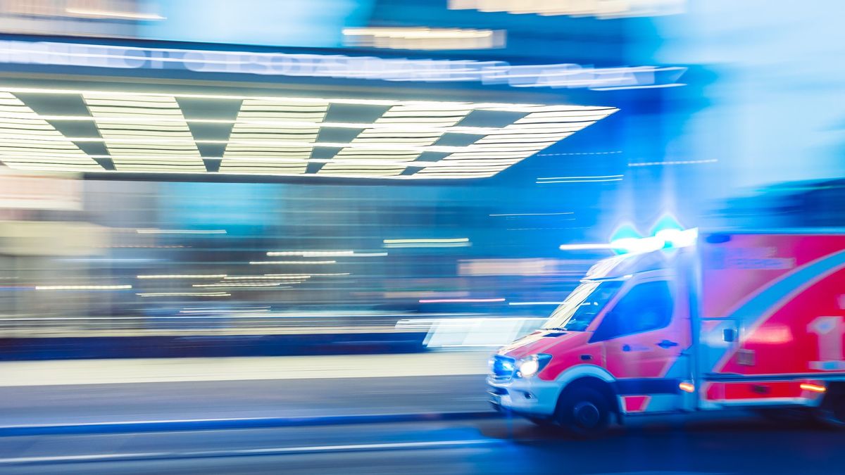 Viral Ambulans Pembawa Lansia Sakit Dihadang Avanza di Kramatjati, Sopir Sempat Marah