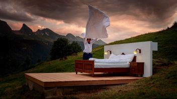 スイスのこれらの星のないホテルは、世界の危機を振り返るために眠れない夜を提供しています