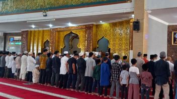Hybrid Sun Eclipse, Bengkulu Residents Hold Congregational Prayers At Baitulizzah Grand Mosque