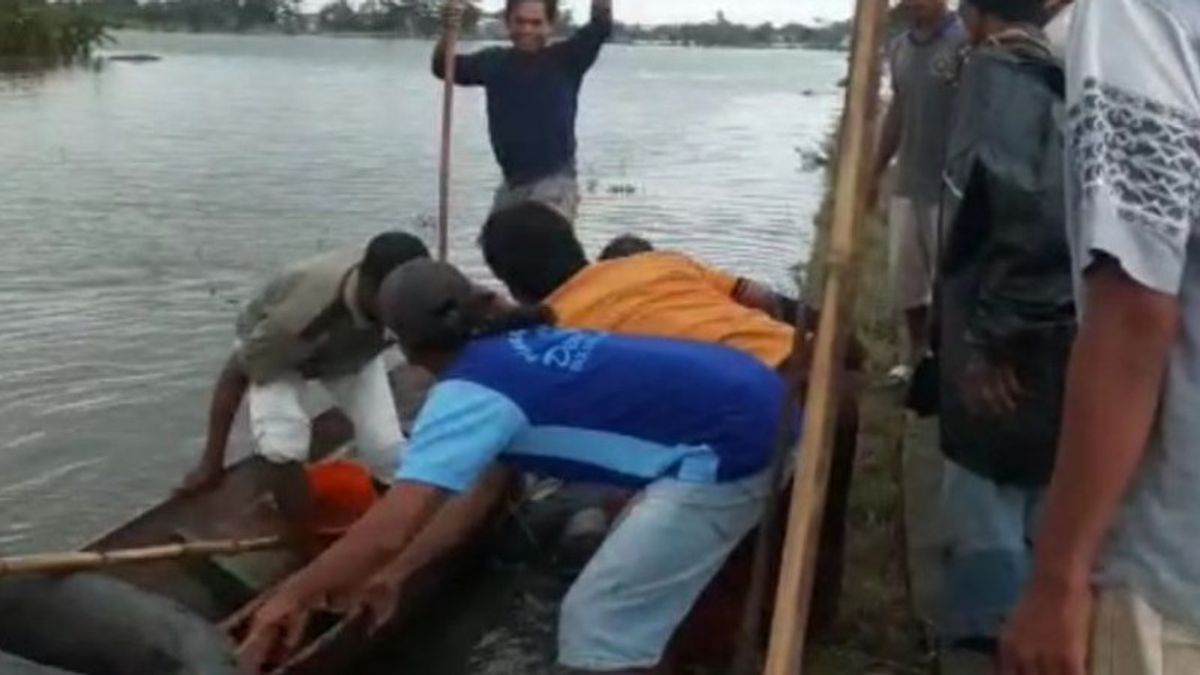2 Children In Kudus Who Lost When Crossing Sawah Soak Floods Using Sampan Found