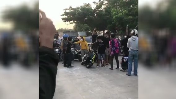 Bubarkan Aksi Balap Liar di Jalan, Pria Ini Tendang Joki Hingga Terjatuh, Si Pria Dikeroyok