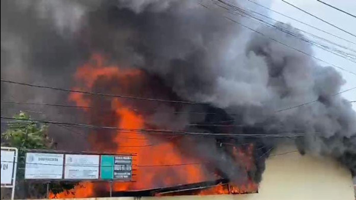 الحريق الذي أحرق SDN 10 Jaktim Bambu Pondok يكبر ويكبر ، تم إجلاء 500 شخص