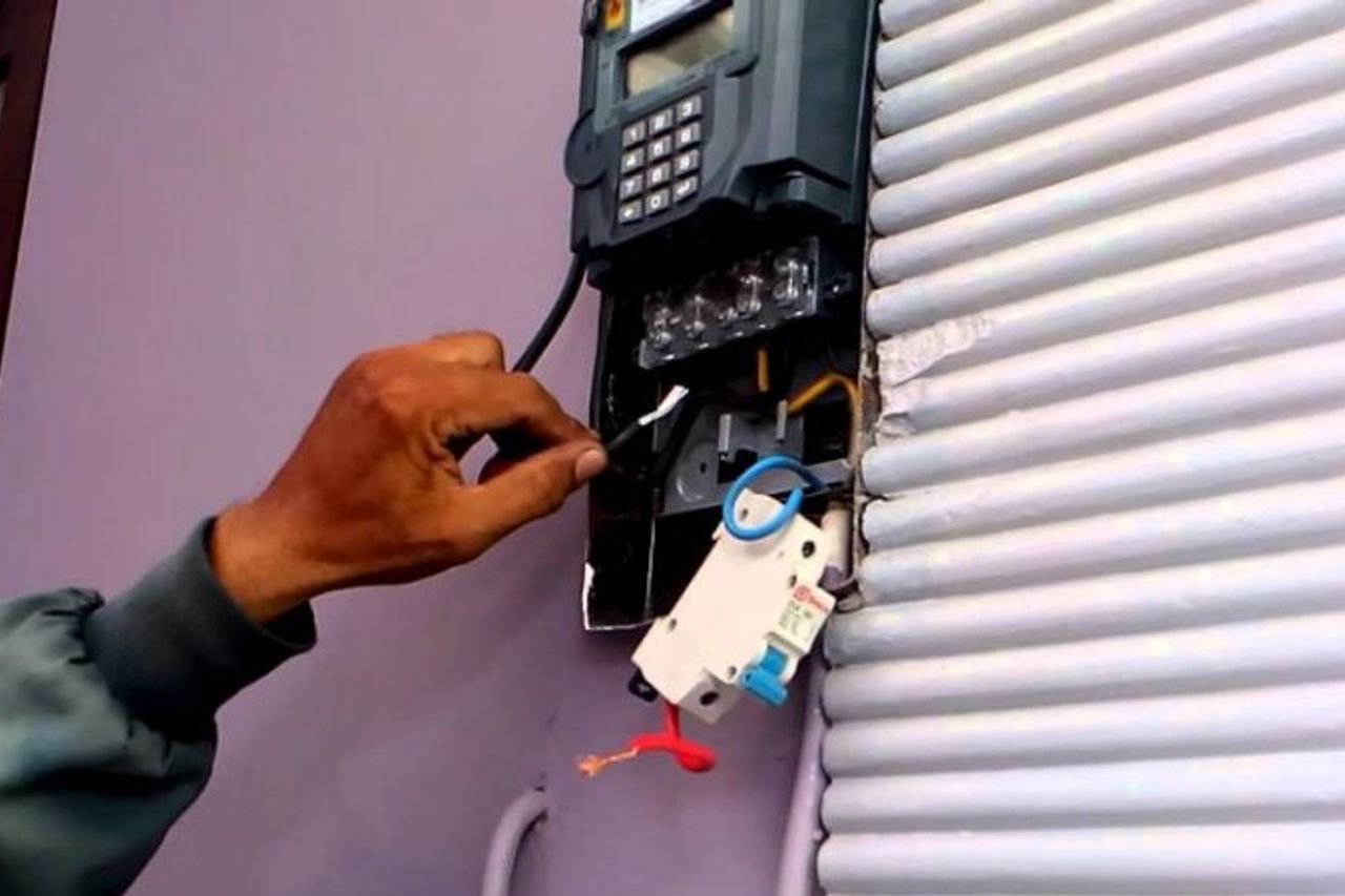 スラバヤの電気メーターのためにPLN IDR 8000万によって罰金を科された医師の運命の終わり