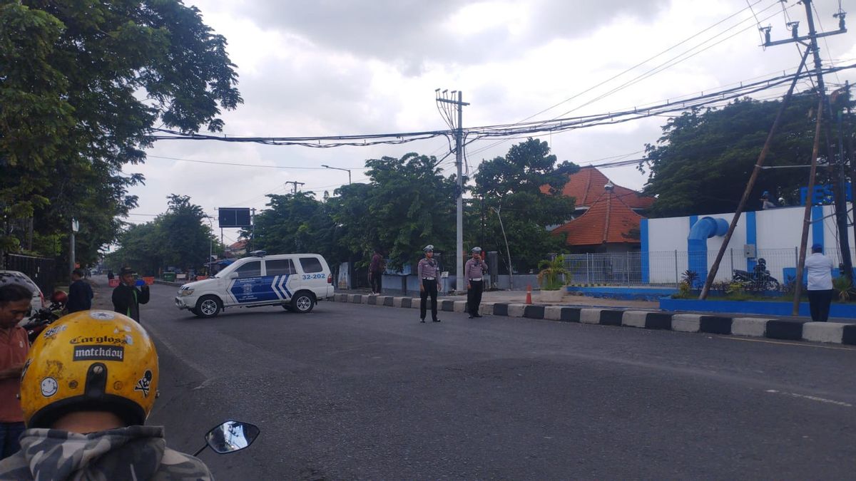 صوت الانفجار اللاحق في ماكو بريموب التابع لشرطة جاوة الشرقية الإقليمية
