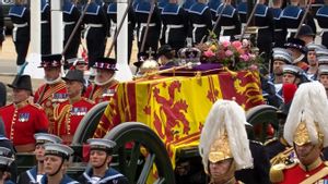 Peti Mati Ratu Elizabeth II Dibawa dari Westminster Hall ke Westminster Abbey dengan Kereta Meriam, Raja Charles III dan Keluarga Mengiringi